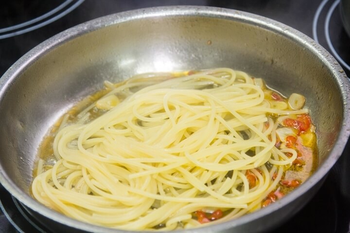 Кладём в него готовые спагетти.