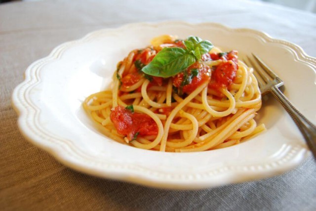 Спагетти с помидорами, базиликом и чесноком