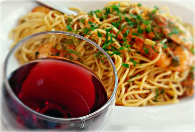 Спагетти с томатом и вином
