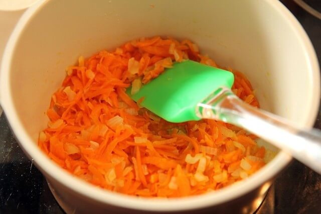 На растительном масле до золотистого цвета обжарить лук, добавить к нему морковь и готовить до мягкости.