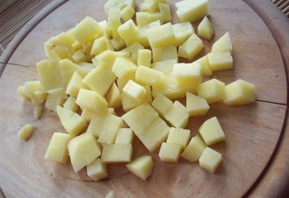 Картофель очистим, промоем и нарежем маленькими кубиками.