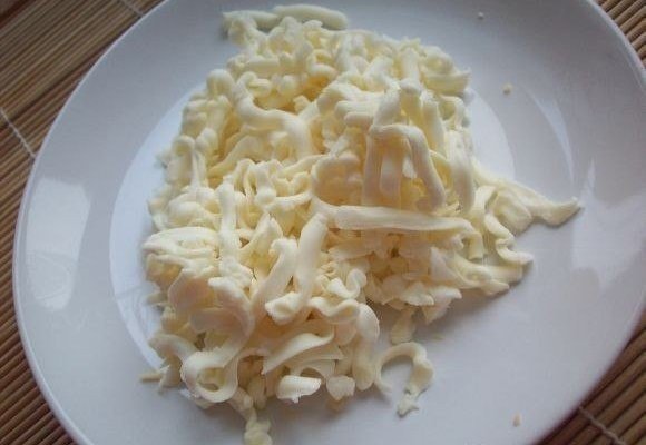 Через крупную тёрку пропустим плавленый сыр.