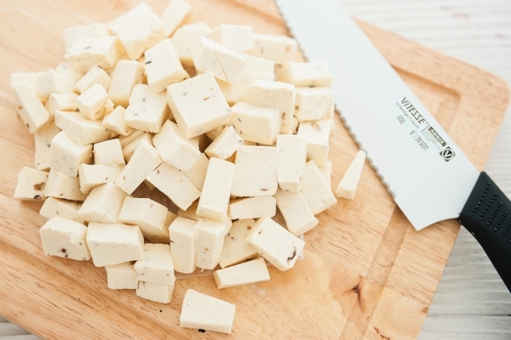 Плавленый сыр нарезаем кубиками и отправляем к картофелю. Хорошенько перемешивая доводим бульон до кипения, чтобы сыр полностью растворился.
