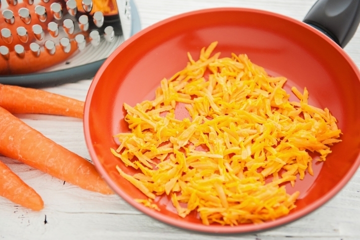 Морковку очищаем, натираем на крупной тёрке и до мягкости обжариваем на сливочном масле.