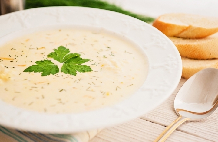 Добавляем измельчённую зелень, перемешиваем и подаём суп с плавленым сыром горячим. Приятного аппетита!