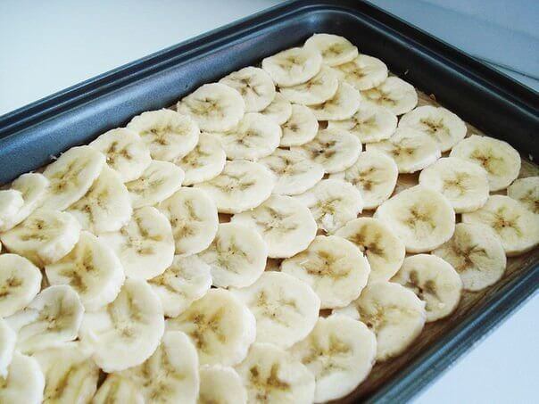 Оставшиеся бананы нарезать кружочками. Украсим ими наш десерт.
