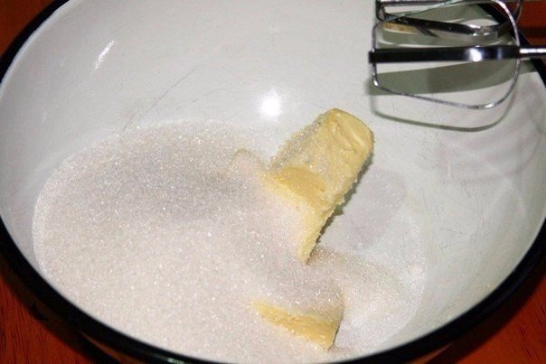 Сливочное масло комнатной температуры взобьём с сахаром в небольшой миске при помощи блендера, миксера или просто венчика.