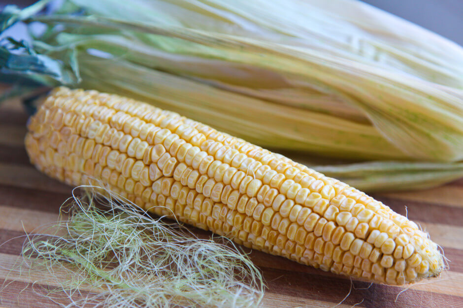 Очищаем кукурузу. Если вы взяли молодую кукурузу, то её можно варить не очищая.