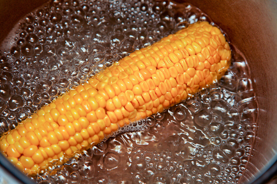 Кладём кукурузу в кипящую воду без соли! Молодая кукуруза вариться до 25-35 минут. Остальные початки придётся варить до 2 часов. Готовность проверяем "на зубок".