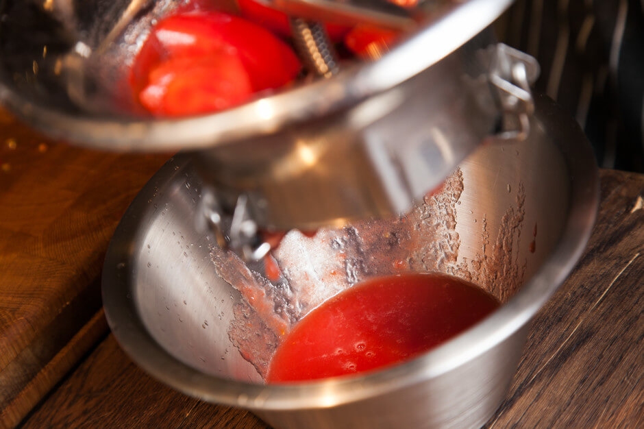 Пюрируем помидоры блендером или протираем их через сито.