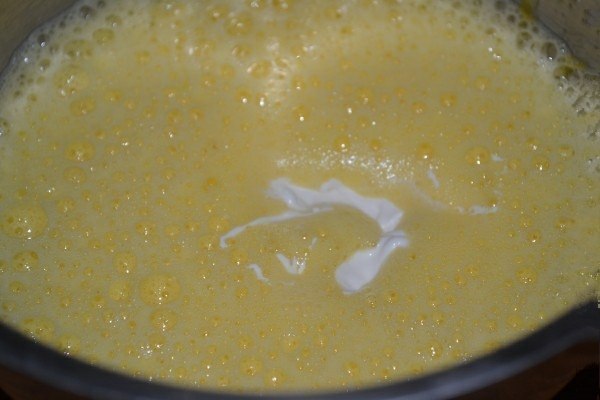 В миске взобьём куриные яйца, а затем добавим соль, сметану, панировочные сухари и другие специи. Смешаем венчиком до однородной массы.