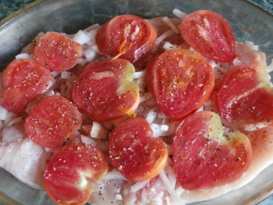 Нашинкуем помидоры кружочками и выкладываем их поверх мяса, тоже добавим специи.