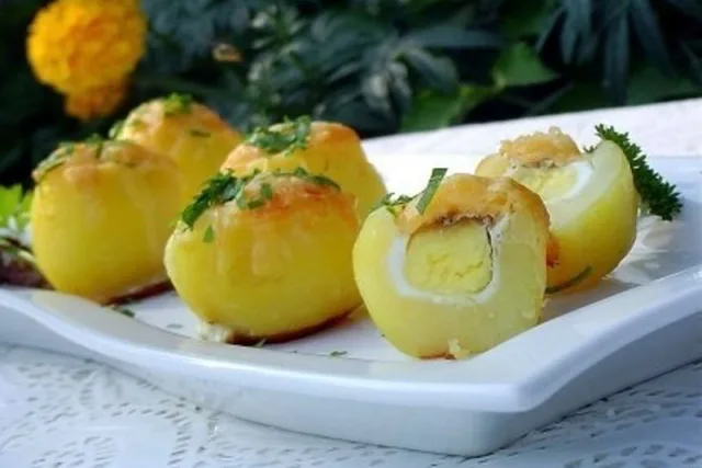 Запеченный картофель c яйцами