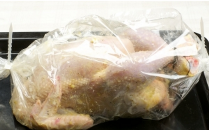Кладём курицу в кулинарный рукав и отправляем её готовиться в духовку при 180 градусах на 75-90 минут. По истечению времени, раскрываем рукав и жарим курочку ещё 15 минут.