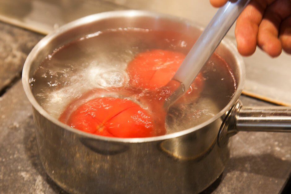 Окунаем томат в кипяток
